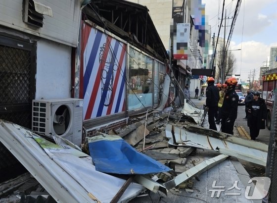 강풍에 간판 떨어져 20대 행인 사망…업주·건물주 송치