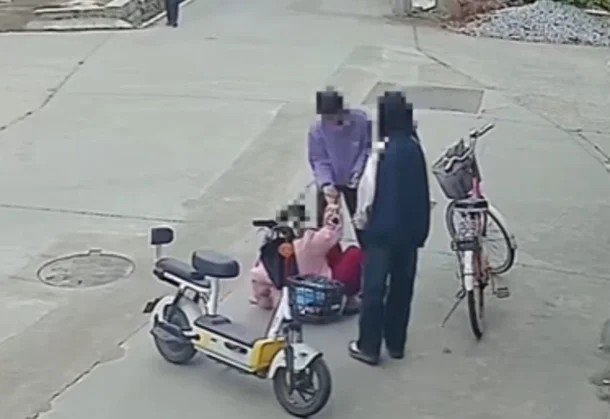 사고 당시 중학생 2명이 넘어진 노인을 부축해 일으켜 세우고 있다. 더우인 갈무리