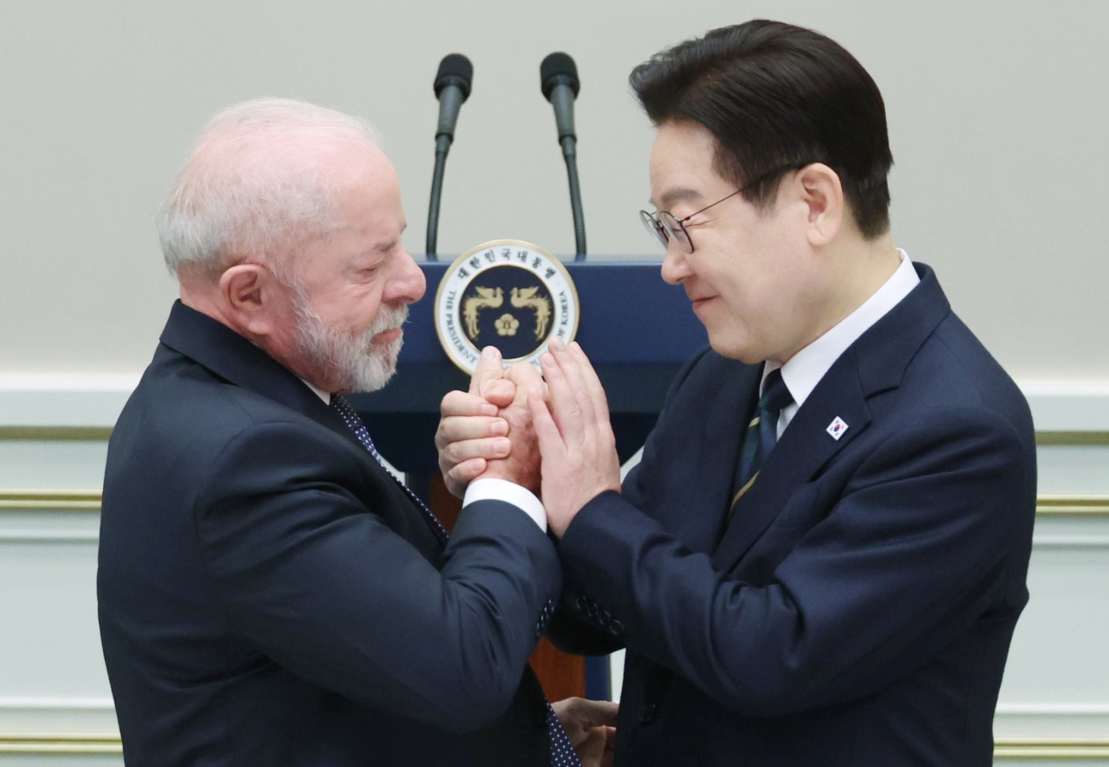 방한한 브라질 룰라 대통령에게 LG생활건강의 오휘 남성용 화장품이 국빈 선물로 전달됐다. 뉴시스