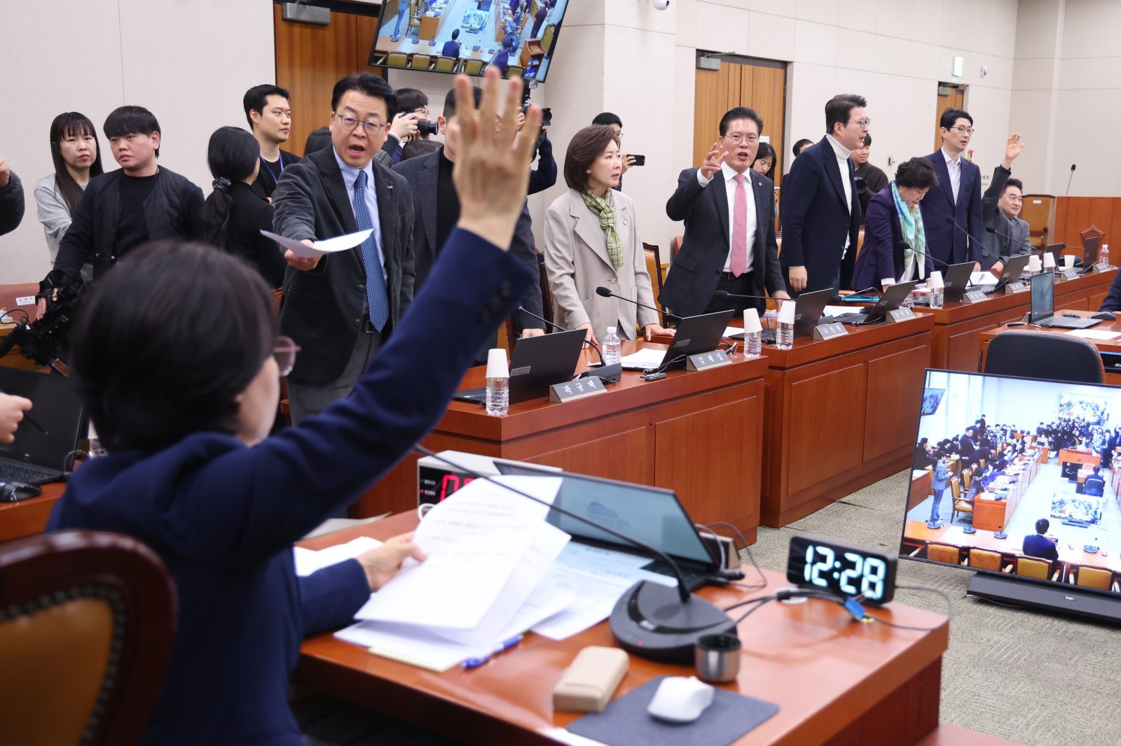 국민의힘 의원들이 24일 서울 여의도 국회에서 열린 법제사법위원회 전체회의에서 전남광주통합특별시 설치를 위한 특별법안(대안)에 대한 거수 표결에 항의하고 있다. 2026.2.24 뉴스1