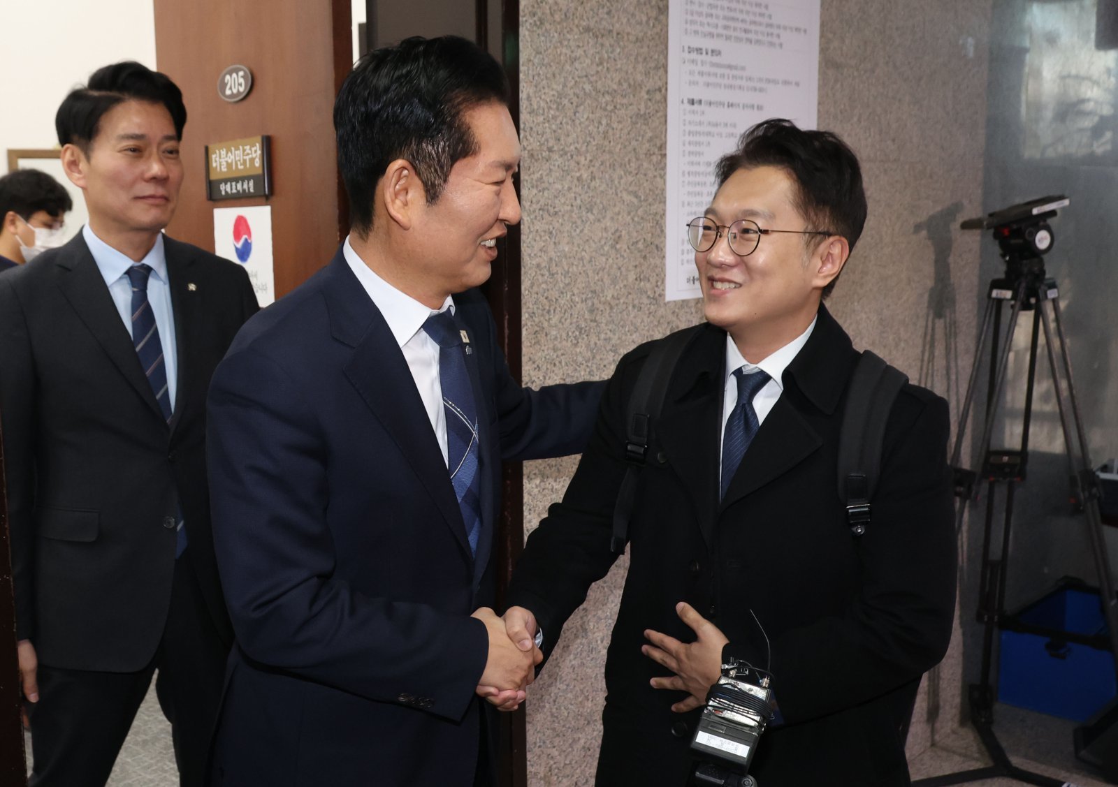 정청래 더불어민주당 대표가 24일 오전 서울 여의도 국회에서 김남준 전 대통령비서실 대변인과 면담을 마치고 악수를 하고 있다. 2026.02.24. [서울=뉴시스]