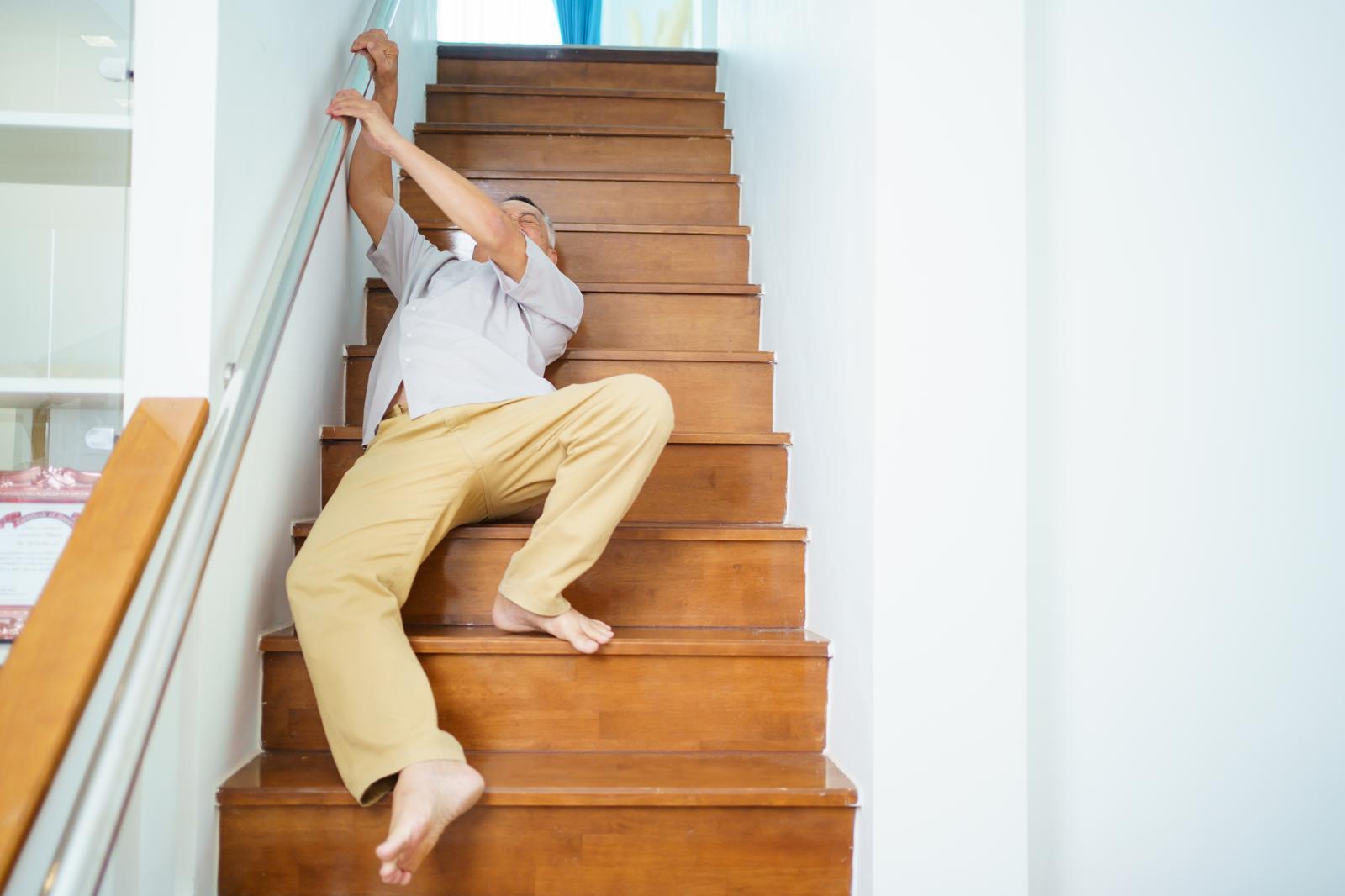 노년층 낙상 사고는 골다공증과 근력 저하로 인한 대표적 부상 원인으로 꼽힌다. 게티이미지뱅크