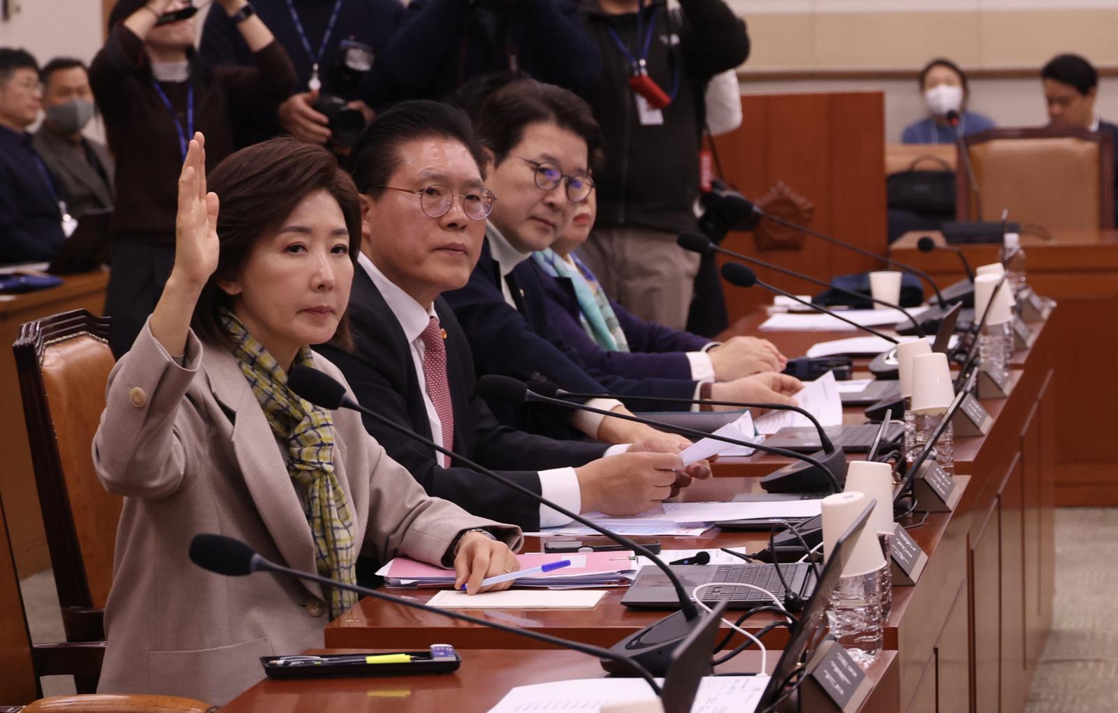 나경원 국민의힘 의원이 24일 오전 서울 여의도 국회에서 열린 법제사법위원회 전체회의에서 추미애 법사위원장에게 의사진행 관련 항의를 하고 있다. 뉴시스