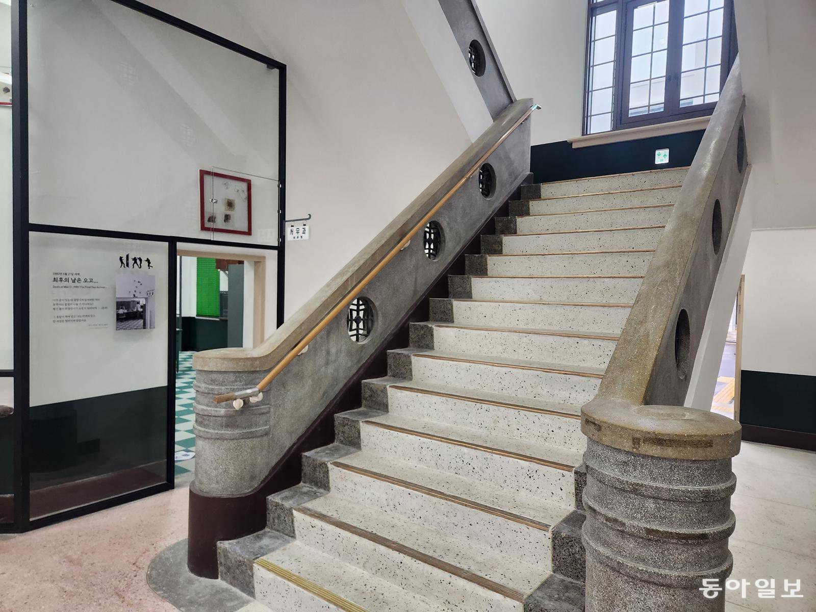 옛 전남도청 본관 1층 서무과 외부 통로 벽에는 계엄군들이 시민들에게 발사했던 총탄흔적 3개가 남아 있다. 탄흔 3개 중 2개는 여전히 총알이 박혀 있다. 이형주 기자 peneye09@donga.com