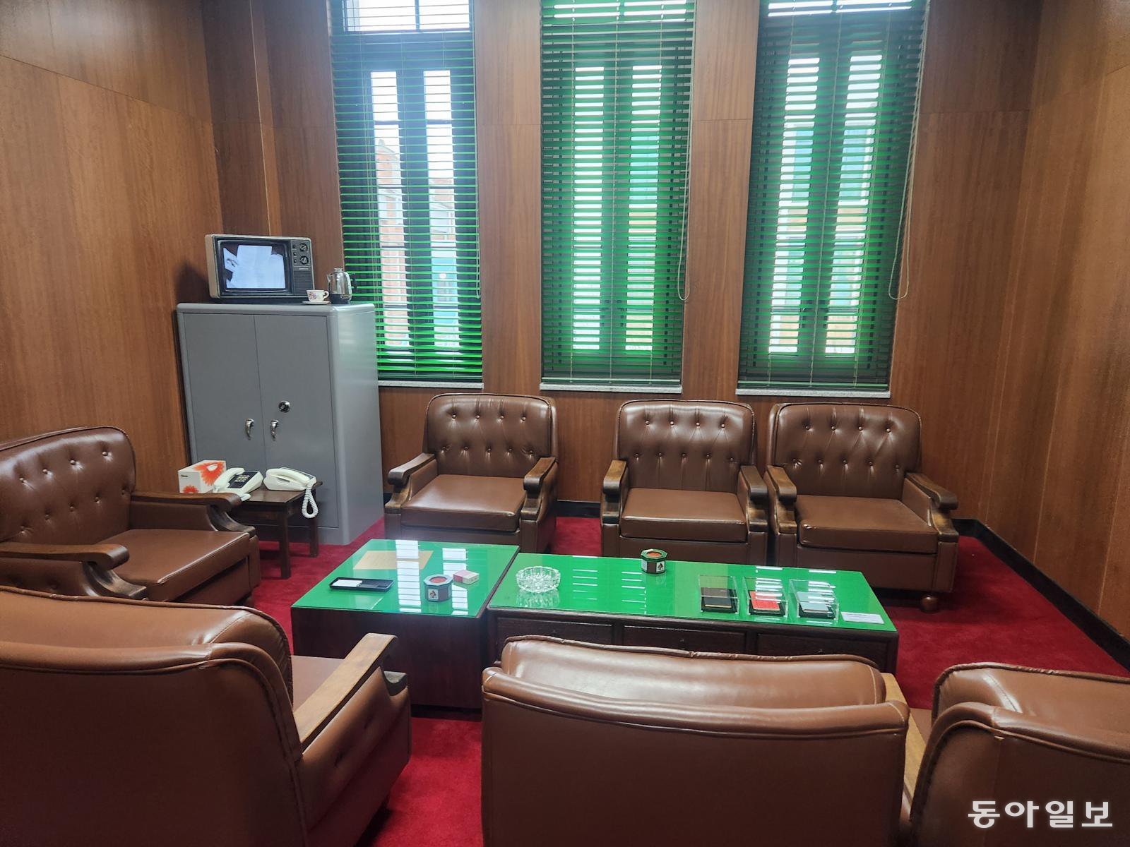 5·18민주화운동 당시 장형태 전남지사는 전남도청 본관 2층 상공국장실에서 기자회견을 열었다. 상공국장실 탁자에는 고 김용택 동아일보 기자 취재수첩이 놓여 있다. 이형주 기자 peneye09@donga.com