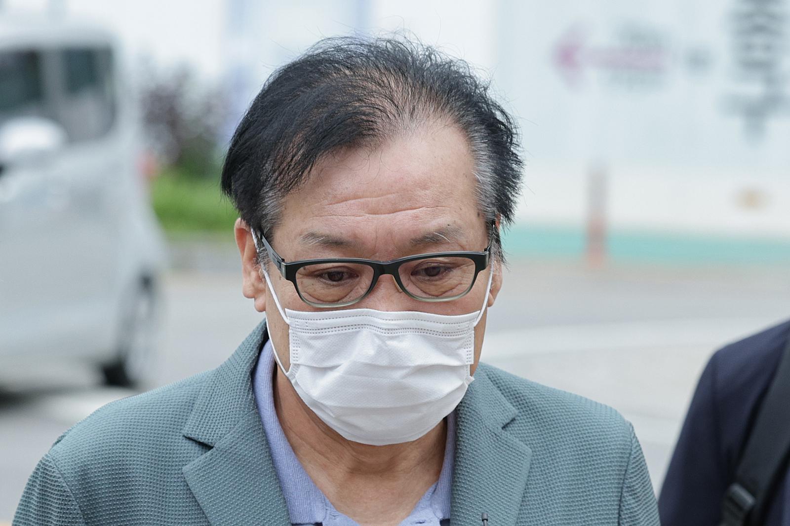 김건희 여사와 친분을 이용해 각종 청탁을 받은 의혹이 제기된 건진법사 전성배 씨가 지난해 8월 21일 서울 종로구에 마련된 민중기 특별검사팀(김건희 특검팀) 사무실로 향하고 있다. 뉴스1