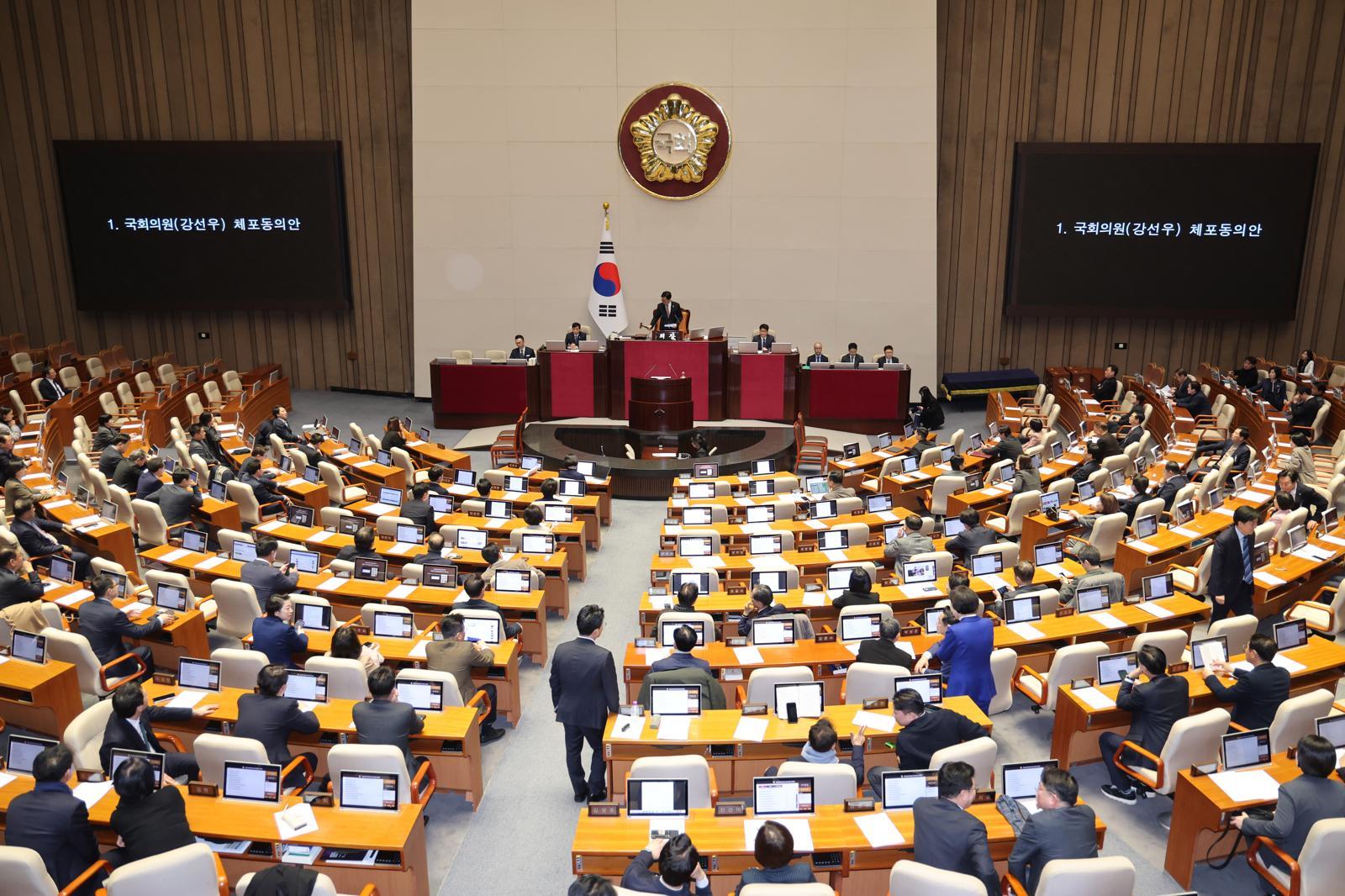 24일 서울 여의도 국회에서 열린 제432회국회(임시회) 제8차 본회의에서 강선우 무소속 의원에 대한 체포동의안이 가결되고 있다. 뉴스1