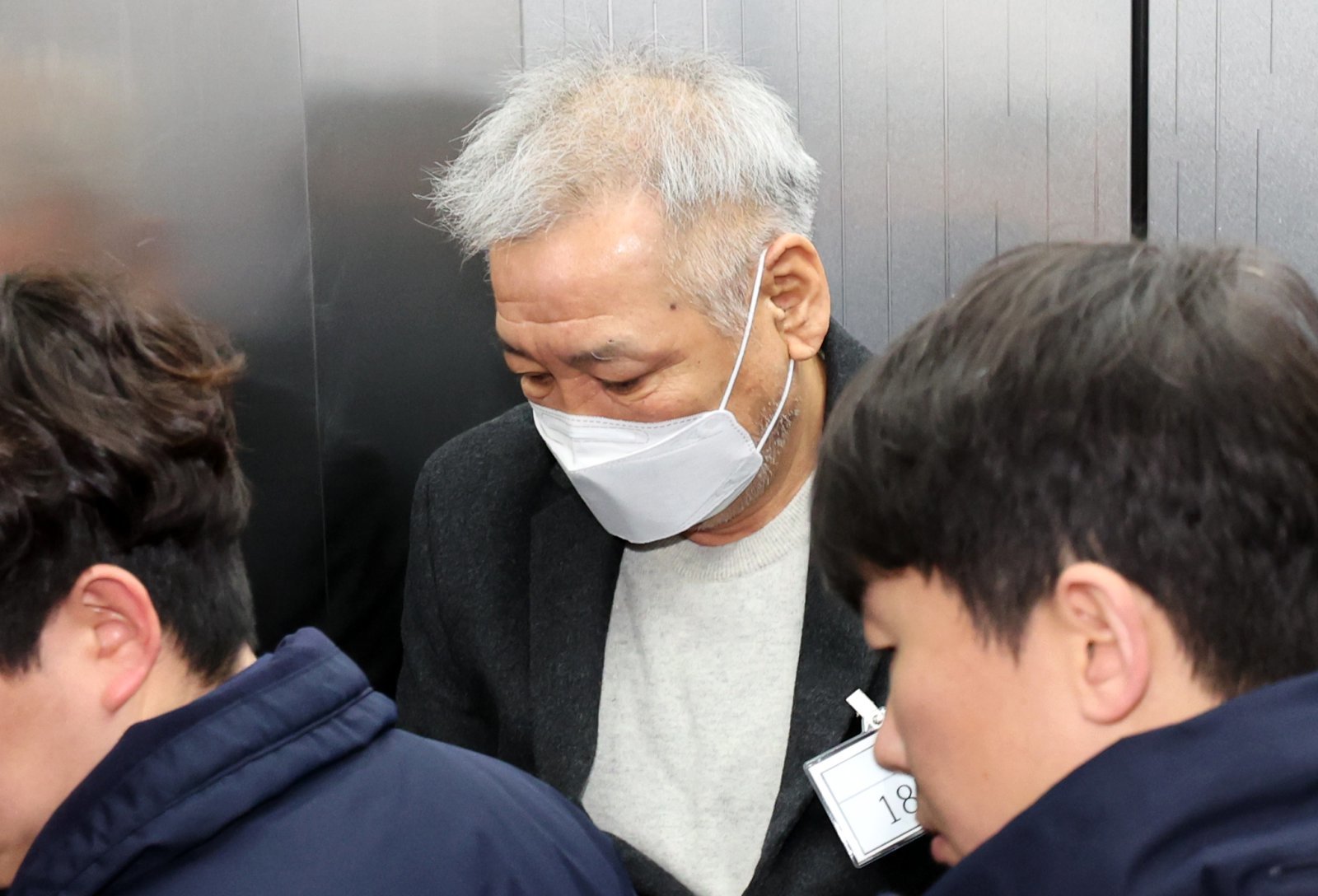 ‘건진법사’ 전성배 씨가 19일 오전 서울 서초구 관봉권 띠지 분실 의혹을 수사하는 안권섭 상설특검팀 사무실에 참고인 신분으로 출석하고 있다. 2026.01.19 서울=뉴시스