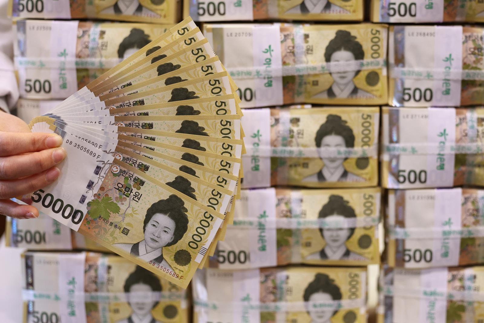 지난달 원화의 실질 가치가 7개월 만에 반등한 것으로 나타난 가운데 24일 오전 서울 중구 하나은행 위변조대응센터에서 관계자가 원화 5만원권 지폐를 정리하고 있다.  이날 한국은행과 국제결제은행(BIS)의 분석에 따르면, 교역 구조와 각국 물가 차이를 반영한 한국의 실질실효환율지수는 올해 1월 기준 86.86(2000년 수준=100)으로 집계됐다. 2026.2.24 뉴스1