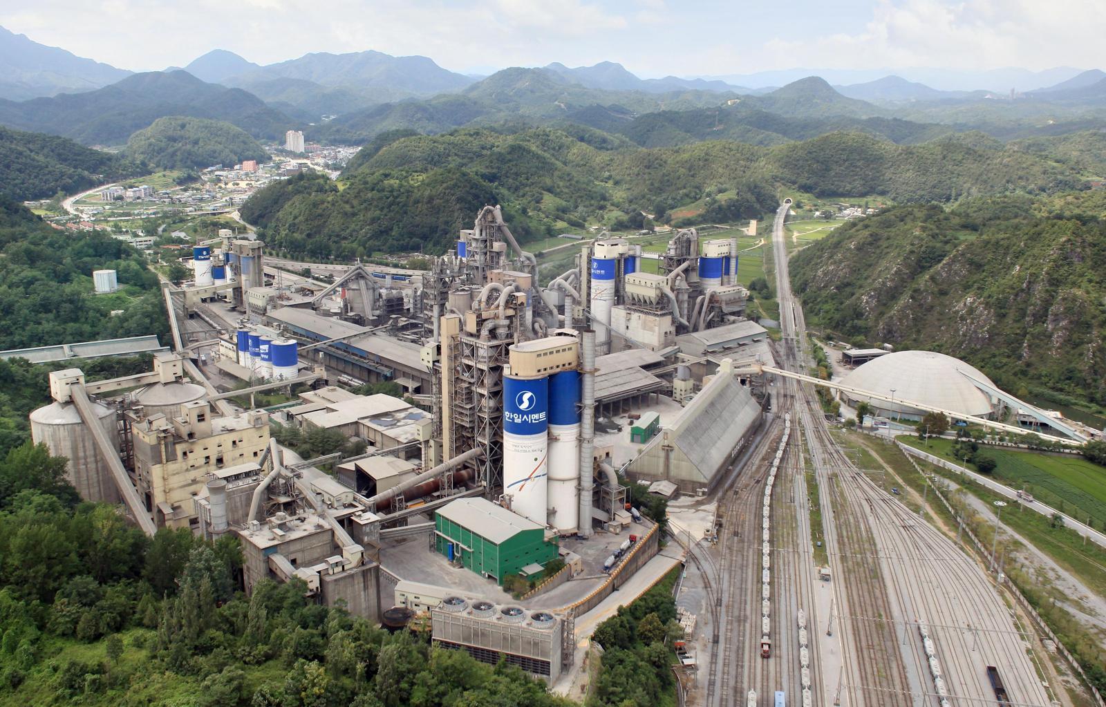 한일시멘트는 재무 건전성과 제품 품질, 경영 역량을 종합적으로 인정받아 23년 연속 시멘트 부문 1위를 차지했다. 사진은 한일시멘트 단양 공장 전경. 한일시멘트 제공