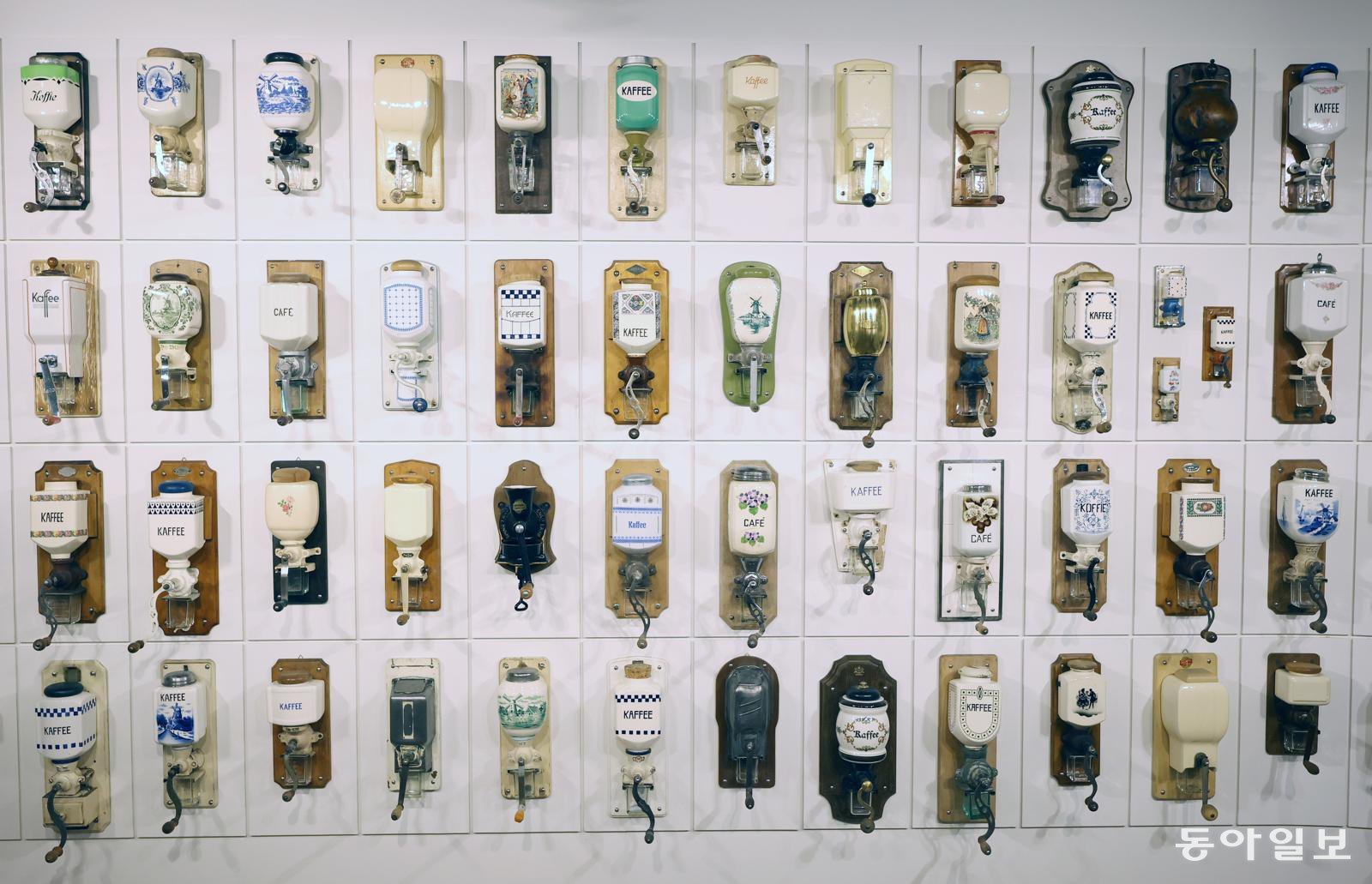 도자기로 만든 벽걸이형 커피 그라인더. 김재명 기자 base@donga.com