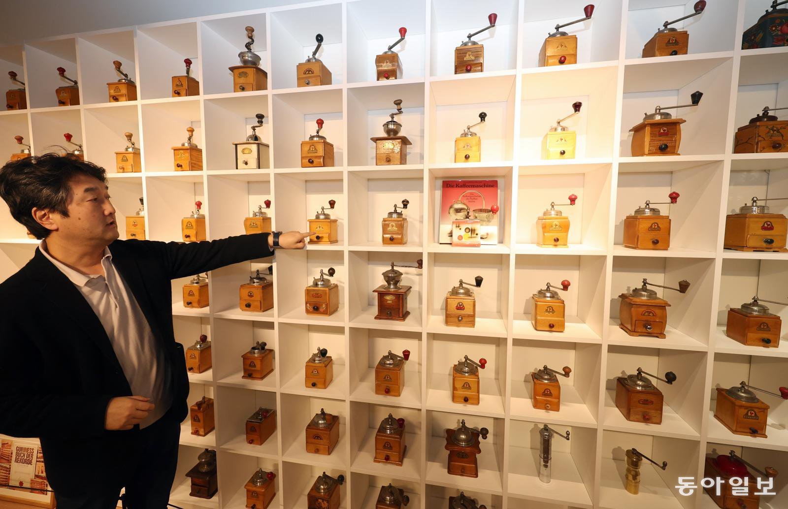 이승재 관장이 전시 중인 그라인더에 관해 설명을 하고있다.  김재명 기자 base@donga.com