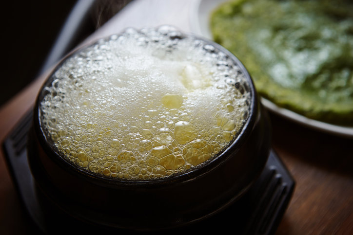 국물 요리 시 발생하는 거품은 식재료 성분이 응고된 것으로 인체에 무해하다. 다만, 고기나 조개류 조리 시에는 핏물이나 불순물이 섞일 수 있으므로 초반에 발생하는 거품을 제거하는 것이 좋다. 사진=게티이미지뱅크.