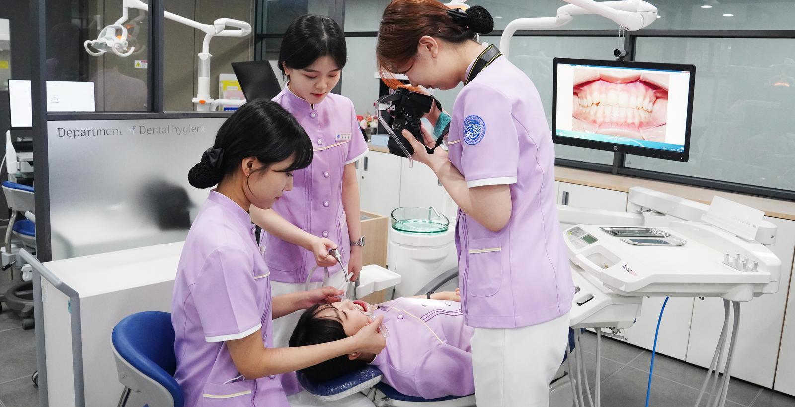 영남이공대 치위생학과 학생들이 치아 교정 전 구강 내 진단 사진 촬영 실습을 하고 있다. 이곳은 지역 최초로 시뮬레이션 시스템을 갖춘 최첨단 치과 임상 실습환경을 갖췄다. 영남이공대 제공