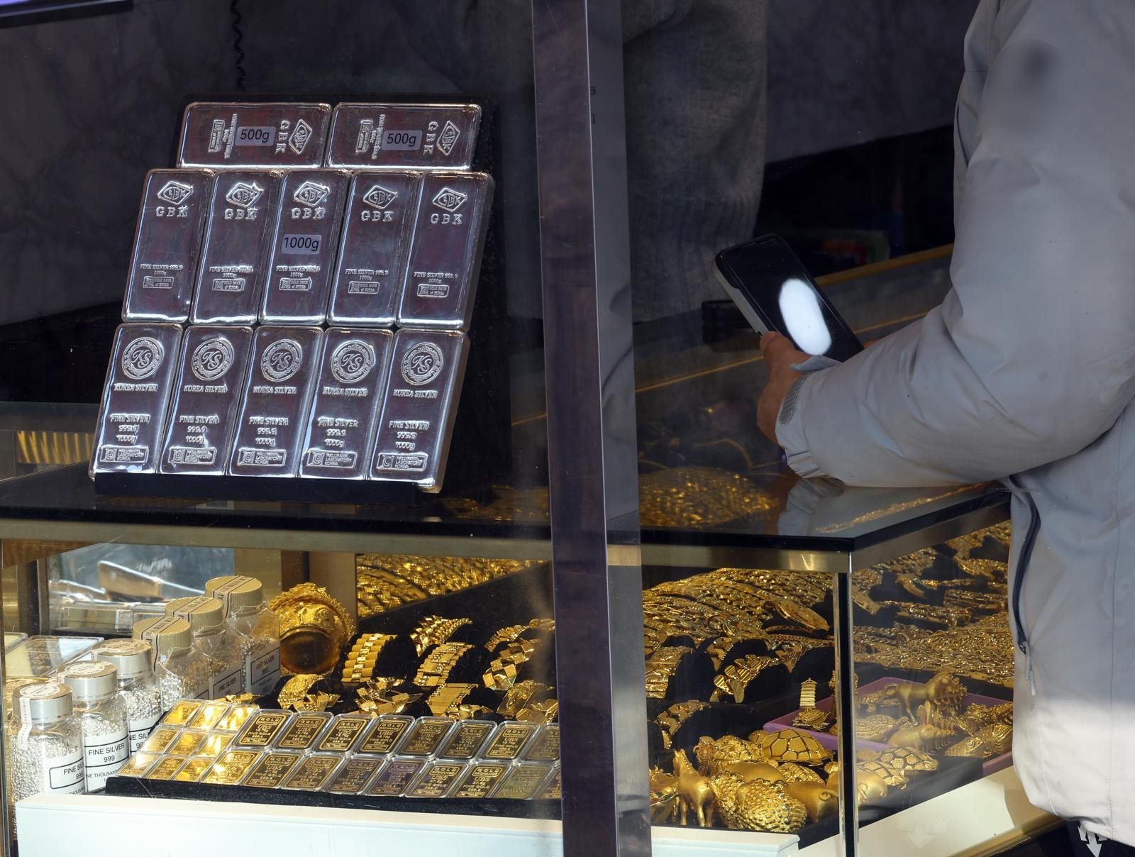 美관세 불확실성에 금 2.8%-은 5.14％ 급등…안전자산 선호 여전