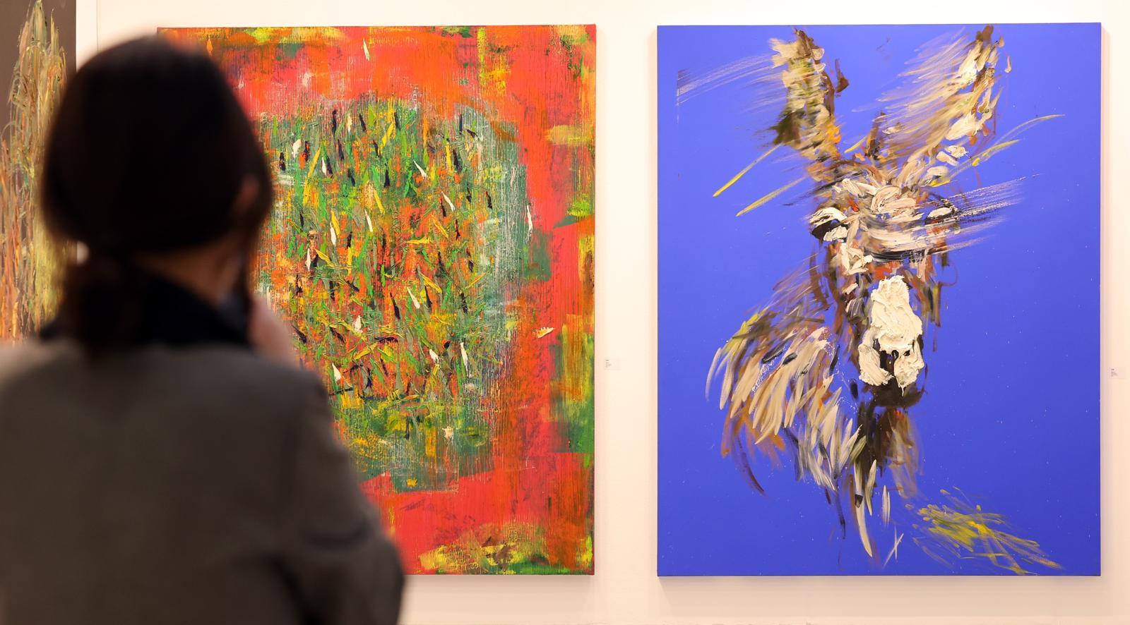 [인천=뉴시스] 지난해 21일 오전 인천 연수구 송도컨벤시아에서 열린 인천아트쇼2025를 찾은 관람객이 전시된 배우 박신양의 작품 ‘당나귀 13’을 감상하고 있다. 출처- 뉴시스