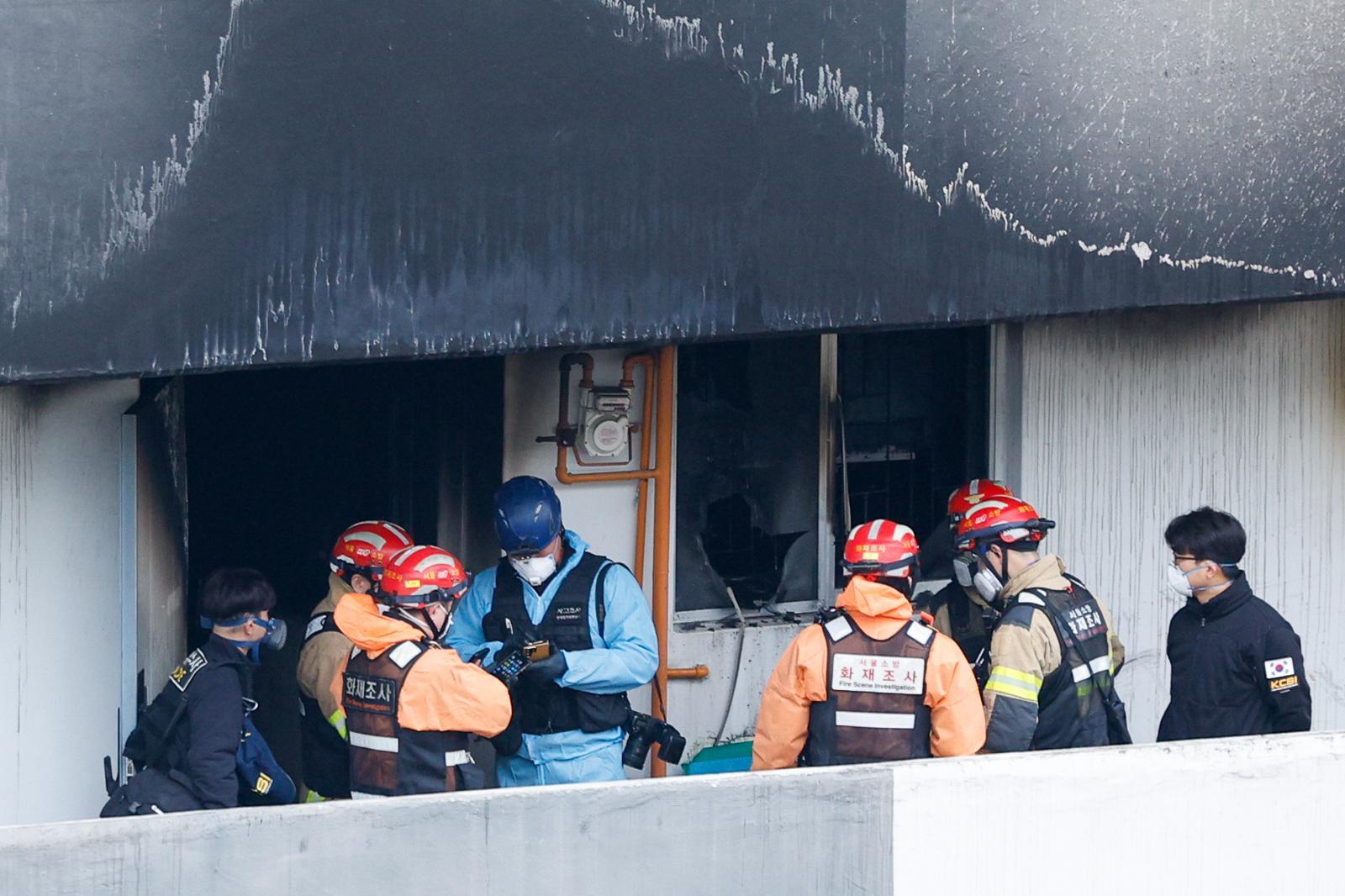 24일 오전 서울 강남구 은마아파트에서 경찰, 소방 관계자들이 화재 원인 조사를 위해 합동 감식을 하고 있다. 2026.2.24 ⓒ 뉴스1