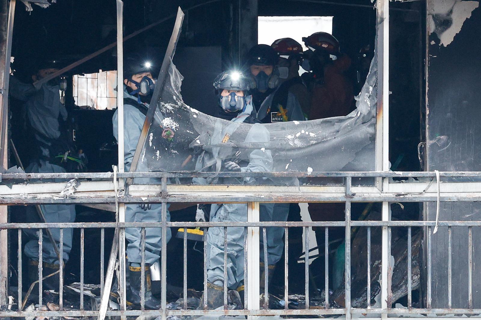 24일 오전 서울 강남구 은마아파트에서 경찰, 소방 관계자들이 화재 원인 조사를 위해 합동 감식을 하고 있다. 2026.2.24 ⓒ 뉴스1