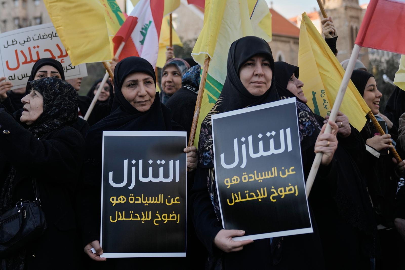 4일(현지 시간) 레바논 베이루트의 유엔서아시아경제사회위원회(ESCWA) 본부 앞에서 헤즈볼라 지지자들이 “주권을 포기하는 것은 점령에 굴복하는 것”이라고 적힌 손팻말을 들고 시위하고 있다. 이들은 최근 이스라엘군의 레바논 내 군사 행동을 규탄하고 남부 국경 긴장 고조 속 국제사회의 개입을 촉구하며 시위를 벌였다. 2026.02.05. 베이루트=AP/뉴시스