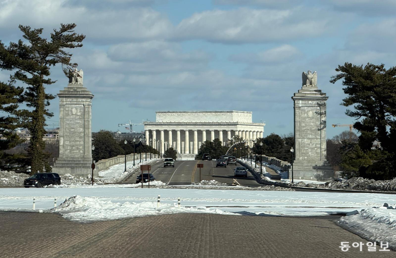 미국 버지니아주 알링턴 국립묘지에 인접한 회전교차로 ‘메모리얼 서클’의 전경. 트럼프 대통령은 이곳에 ‘독립 개선문’을 짓겠다고 밝혔다. 멀리 그리스 파르테논 신전 모양의 링컨기념관이 보인다. 워싱턴=신진우 특파원 niceshin@donga.com