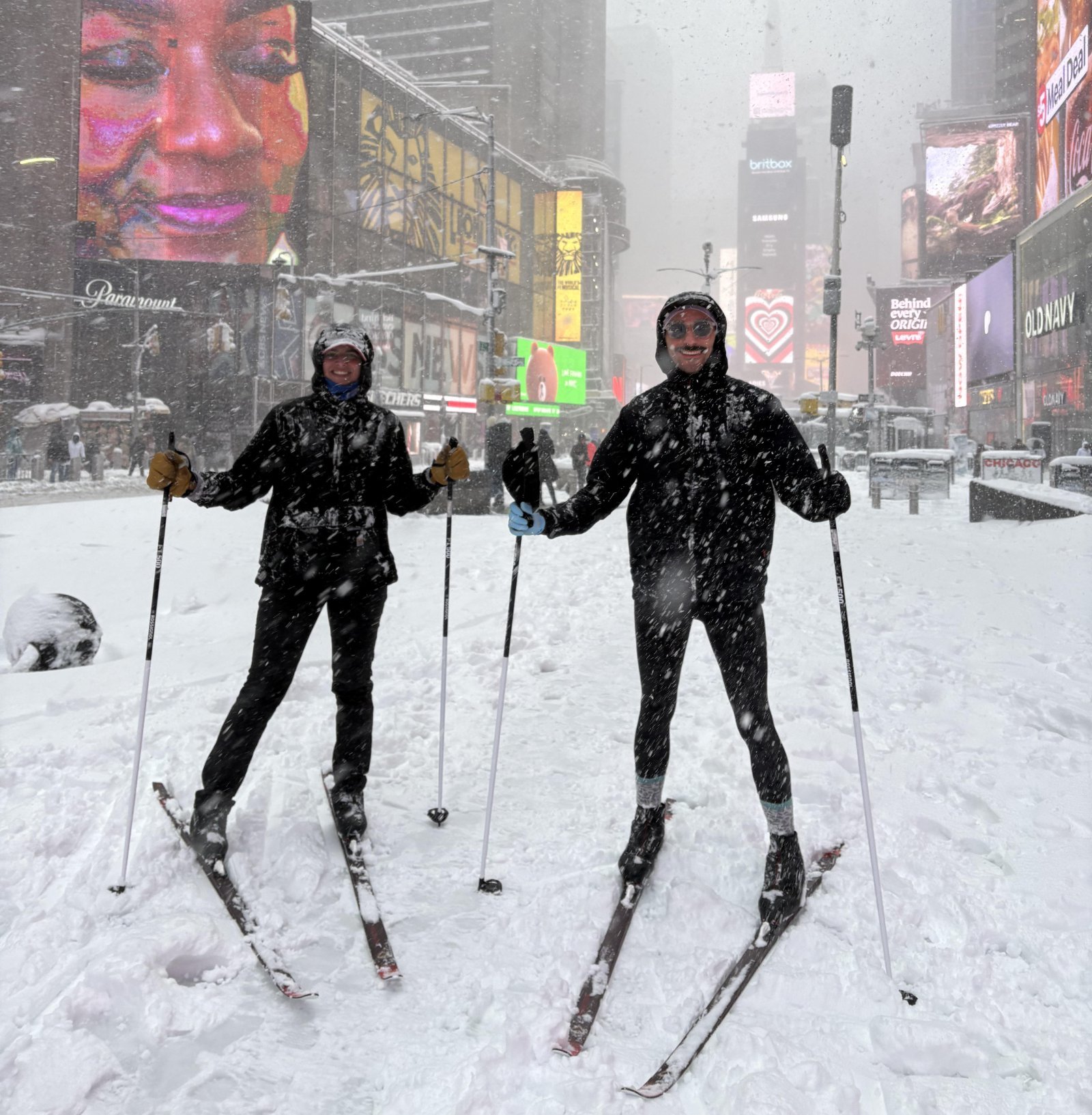 타임스퀘어를 가로질러 스키를 탔다는 한 시민. 레딧 @jackpi88
