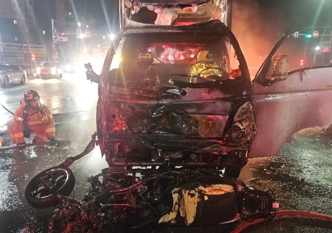 무안서 화물차·오토바이 충돌 화재…40대 심정지