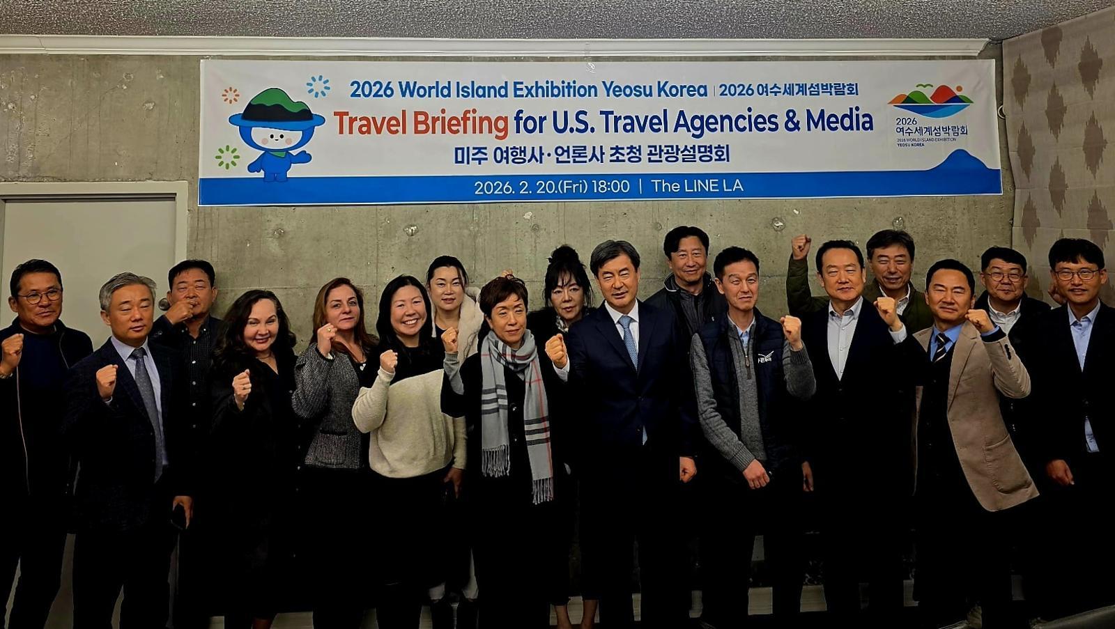 여수세계섬박람회조직위원회가 미국 로스엔젤레스를 방문해 미주 관광객 유치를 위한 설명회를 열고 기념사진을 촬영하고 있다. 조직위 제공.