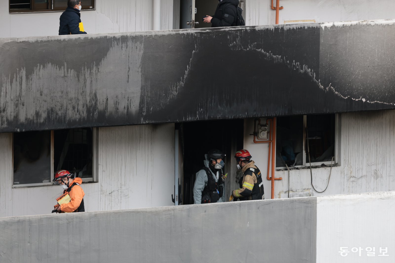 24일 오전 서울 강남구 은마아파트에서 경찰, 소방 관계자들이 화재 원인 조사를 위해 합동 감식을 하고 있다. 소방당국에 따르면 이날 오전 6시 18분쯤 발생한 화재로 10대 여성 1명이 숨지고 3명이 다쳤다. 박형기 기자 oneshot@donga.com