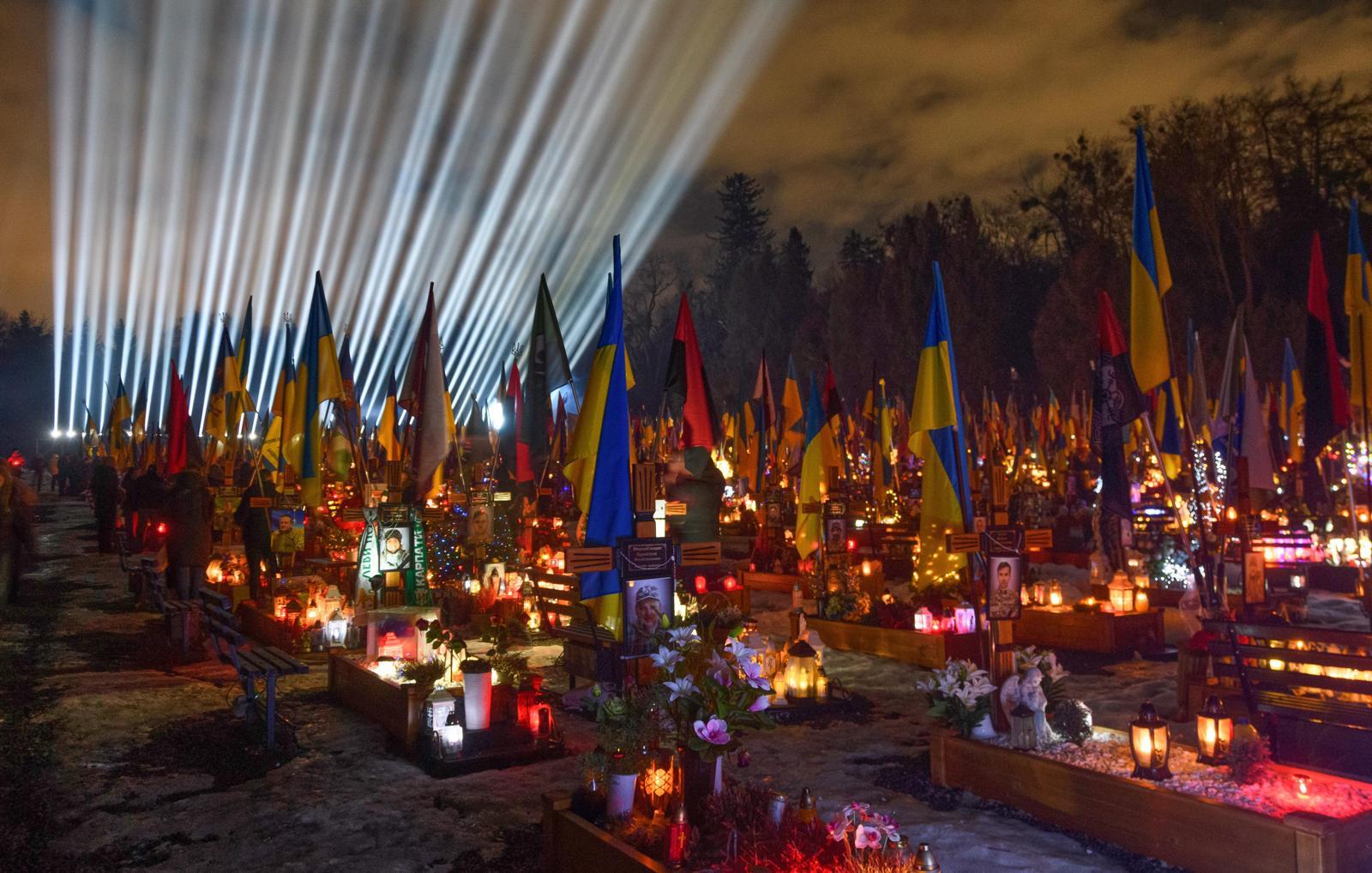 우크라전 4년… 희생자 기리는 ‘추모의 빛’