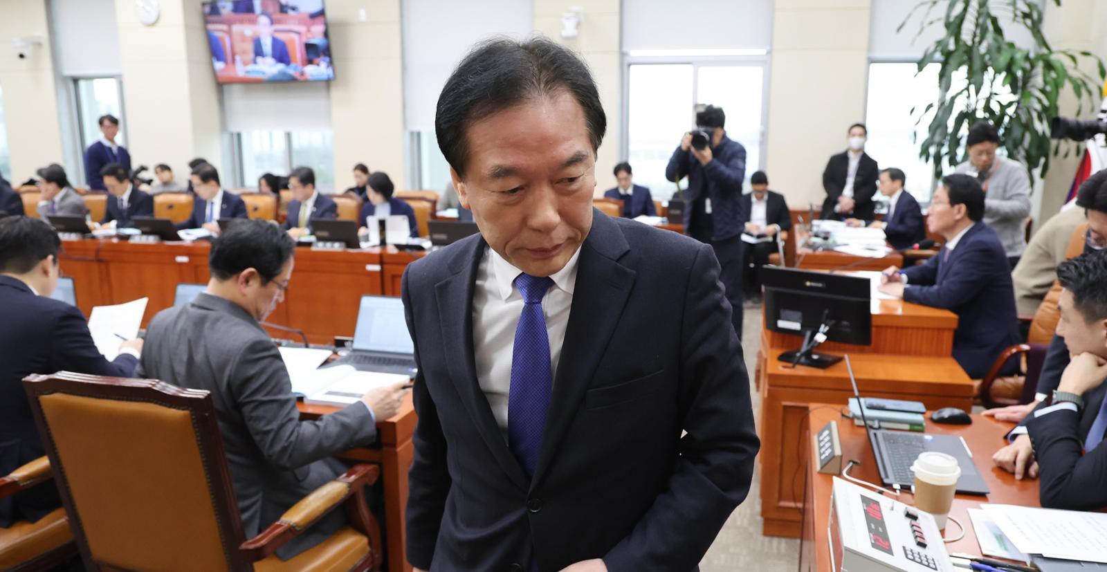 국회 대미투자특별법 특별위원회 여당 간사인 더불어민주당 정태호 의원(가운데)이 24일 서울 여의도 국회에서 열린 회의 중 야당과 의사일정을 조율하기 위해 이석하고 있다. 뉴스1