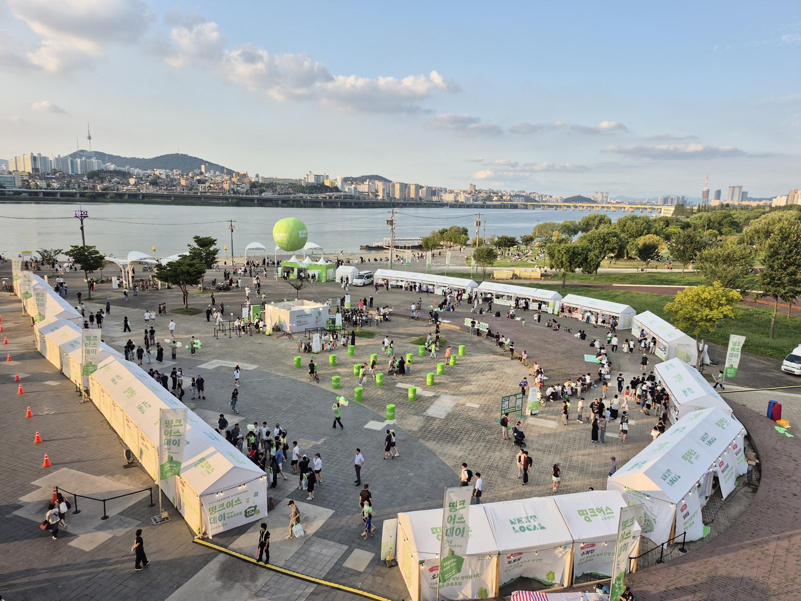 롯데카드와 서울시가 지난해 9월 서울 반포한강공원에서 진행한 ‘띵크어스 데이’ 행사 모습. 롯데카드 제공