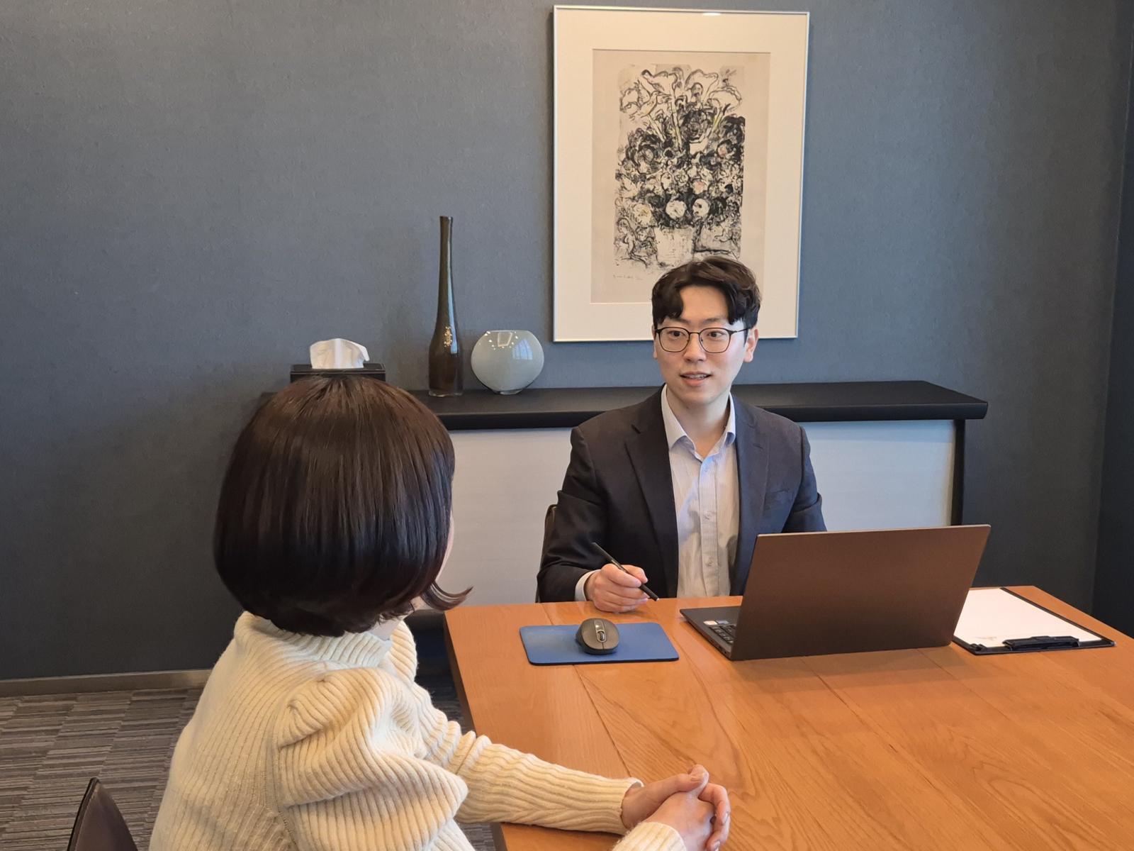 구성규 한화생명 63WM센터 WM(오른쪽)이 고객에게 상속과 증여에 관해 설명하고 있다. 한화생명 제공