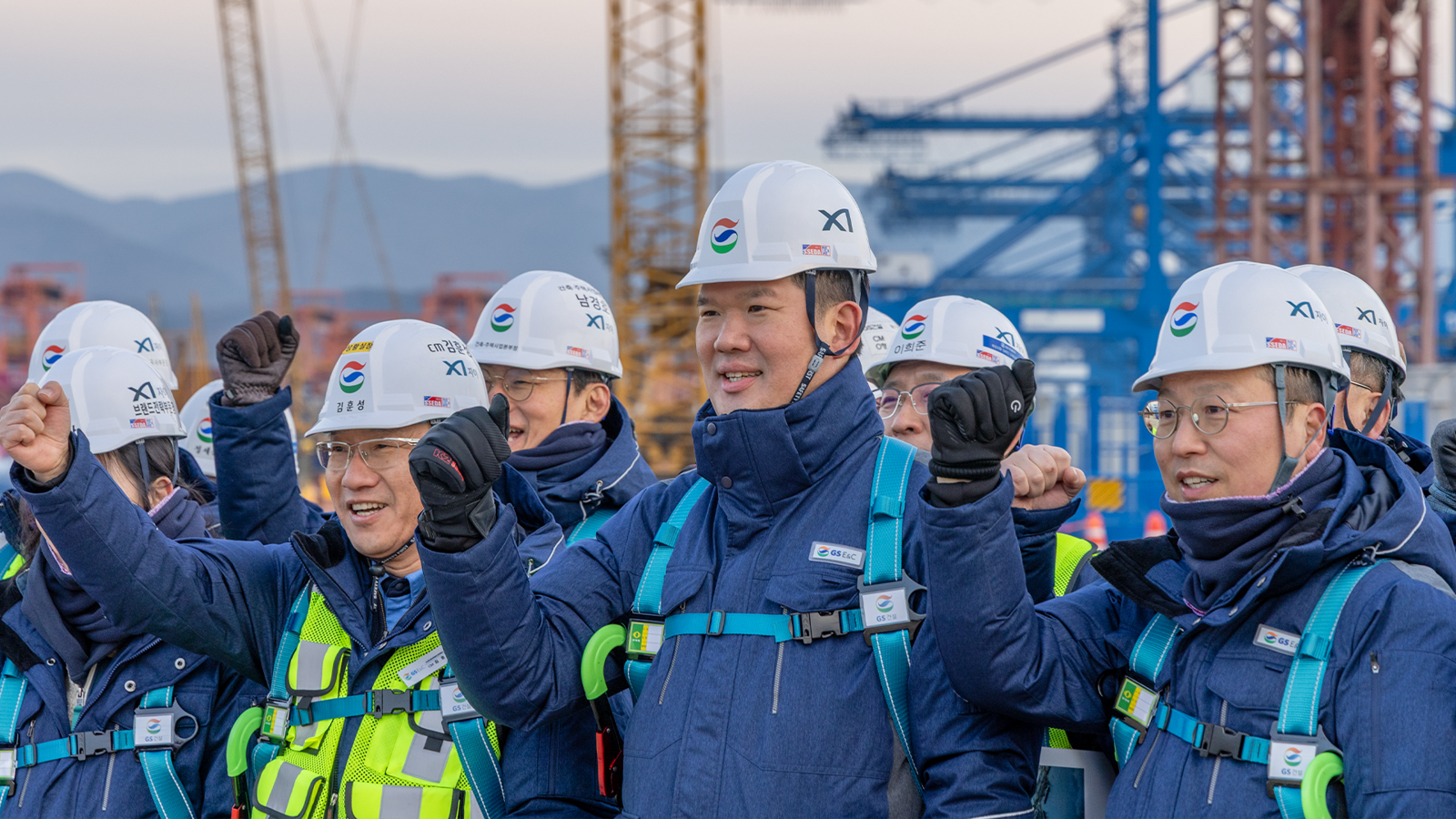 GS건설이 1월 5일 부산신항 현장에서 일출과 함께 현장 시무식을 진행하며 2026년 새로운 출발을 전 직원들과 다짐했다. GS건설 제공