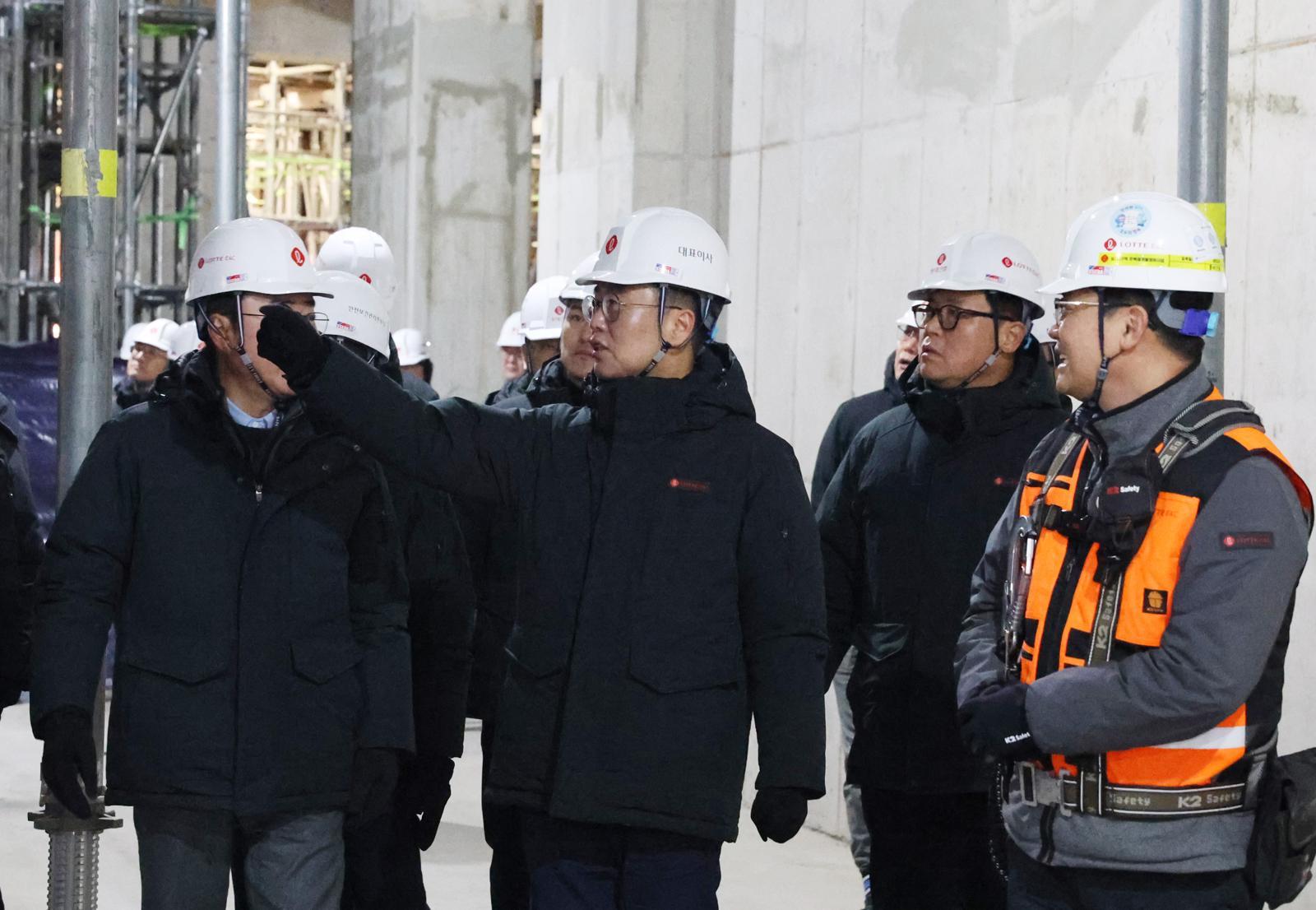 오일근 롯데건설 대표가 지난달 29일 ‘창경궁 롯데캐슬 시그니처’ 건설 현장에서 안전보건 관리 현황을 점검하고 있다. 롯데건설 제공