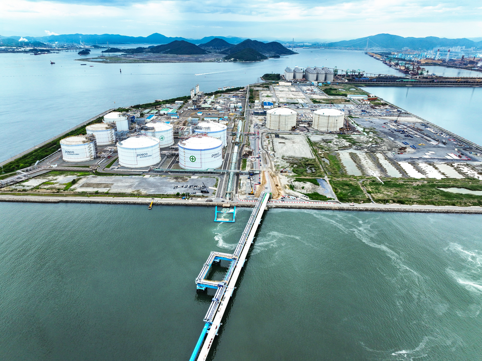 포스코이앤씨가 건설 중인 광양 LNG(액화천연가스) 터미널 모습. 포스코이앤씨는 독자적인 설계·시공 기술을 확보해 포스코그룹의 LNG사업 경쟁력을 높이고, 국가 차원의 에너지 안보에도 일조하고 있다. 포스코이앤씨 제공