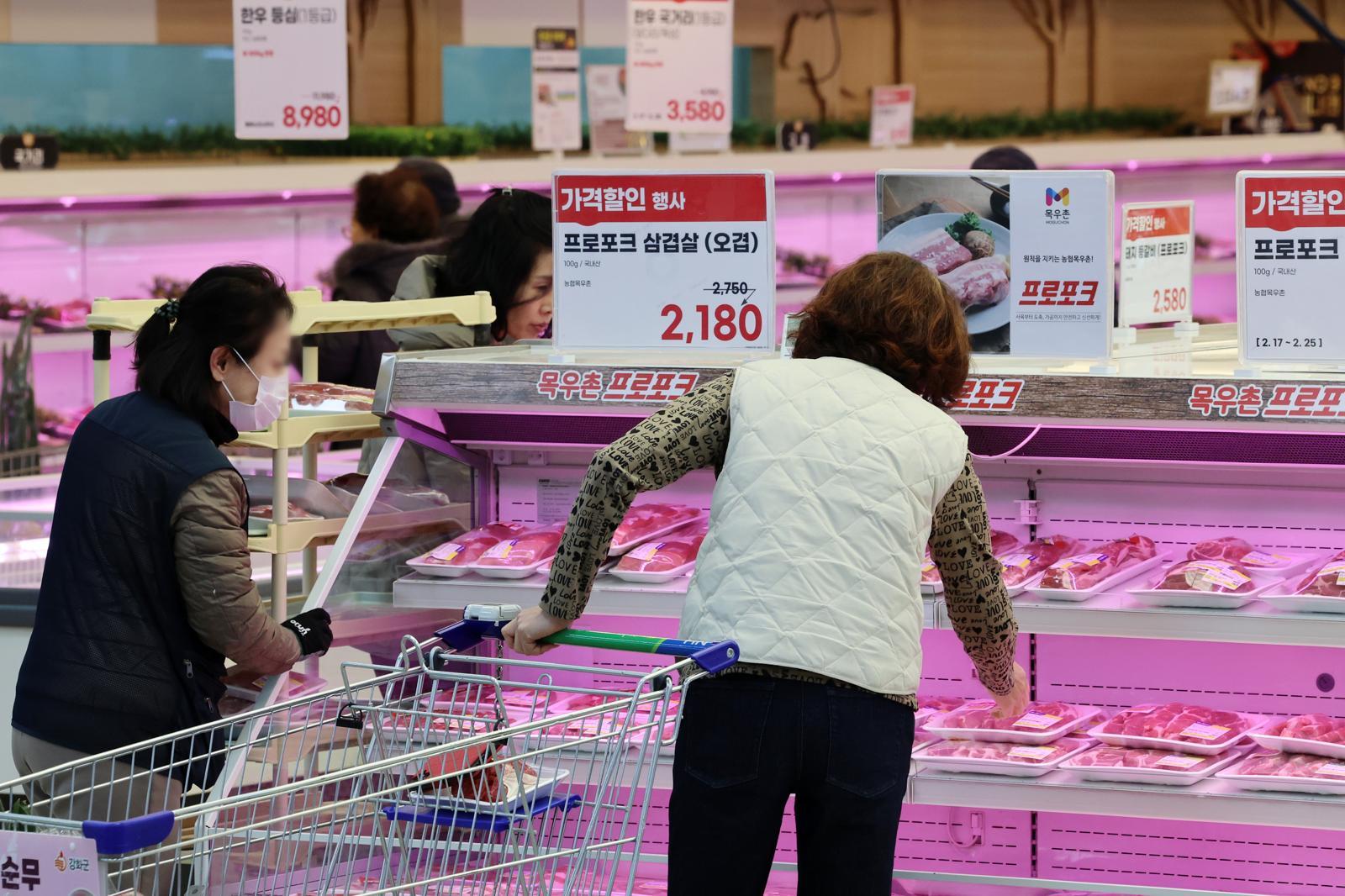 농림수산품과 서비스 물가 등의 영향으로 생산자물가가 5개월 연속 오름세를 이어가는 가운데 24일 서울 시내의 한 대형마트에서 고객이 축산품을 살펴보고 있다.  한국은행이 발표한 ‘올해 1월 생산자물가지수(잠정)’에 따르면 지난달 생산자물가지수는 122.50(2020년=100 기준)으로 전월 대비 0.6% 상승했다. 전년 동월 대비로는 1.9% 올랐다. [서울=뉴시스]
