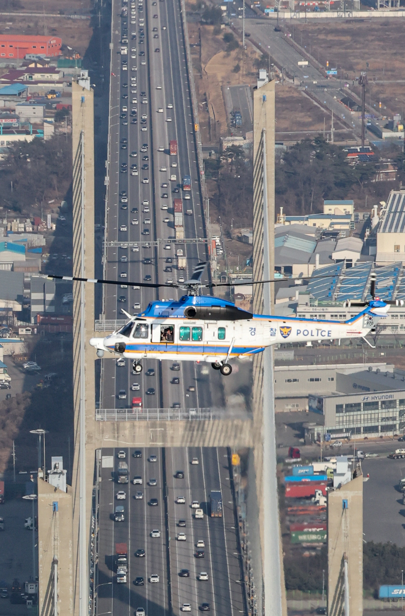 충남 당진시 서해안고속도로 서해대교 상공에서 경찰 헬기가 교통상황을 점검하는 모습. (헬기 취재협조:경기북부경찰청 항공대 장도현 경위)ⓒ 뉴스1