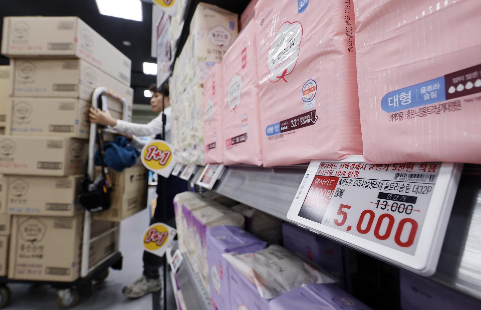 李대통령 ‘비싸다’ 지적에 ‘100원 생리대’…“깨끗한나라에 감사”