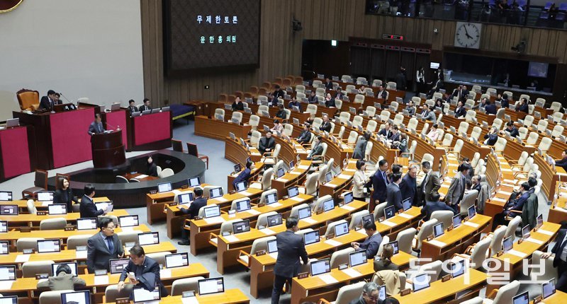野 필리버스터에 與의원들 퇴장 국민의힘 윤한홍 의원이 24일 서울 여의도 국회 본회의장에서 더불어민주당 주도로 상정된 ‘3차 상법 개정안’에 반대하며 무제한 토론(필리버스터)을 하고 있다. 윤 의원이 필리버스터를 시작하자 민주당 의원들이 퇴장하고 있다. 장승윤 기자 tomato99@donga.com
