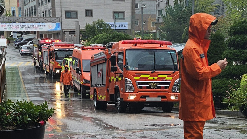 지난해 10월 13일 충남 아산시의 한 고등학교 인근 거리에 신고를 받고 출동한 소방차와 구급차 등이 줄지어 세워져 있다. 이날 소방관 수십 명이 투입돼 현장 일대를 살폈으나 10대 남성이 거짓으로 꾸며낸 허위 신고로 밝혀졌다. 아산=뉴스1