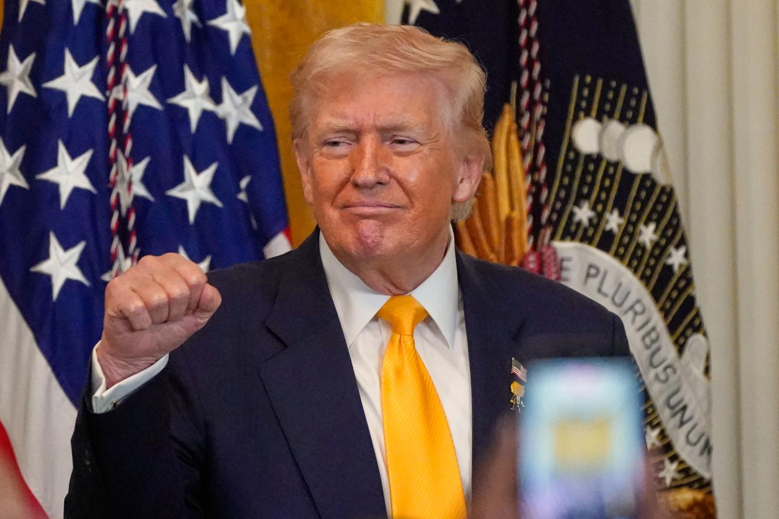 트럼프 ‘글로벌 관세’ 발효… “장난치면 더 높일 것”