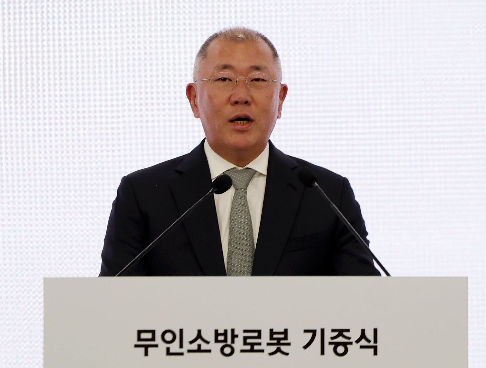 정의선 현대자동차그룹 회장이 지난 24일(어제) 오후 경기도 남양주시 수도권119특수구조대에서 열린 현대자동차그룹-소방청 무인소방로봇 기증식에서 인사말을 하고 있다. 2026.02.25. [남양주=뉴시스]