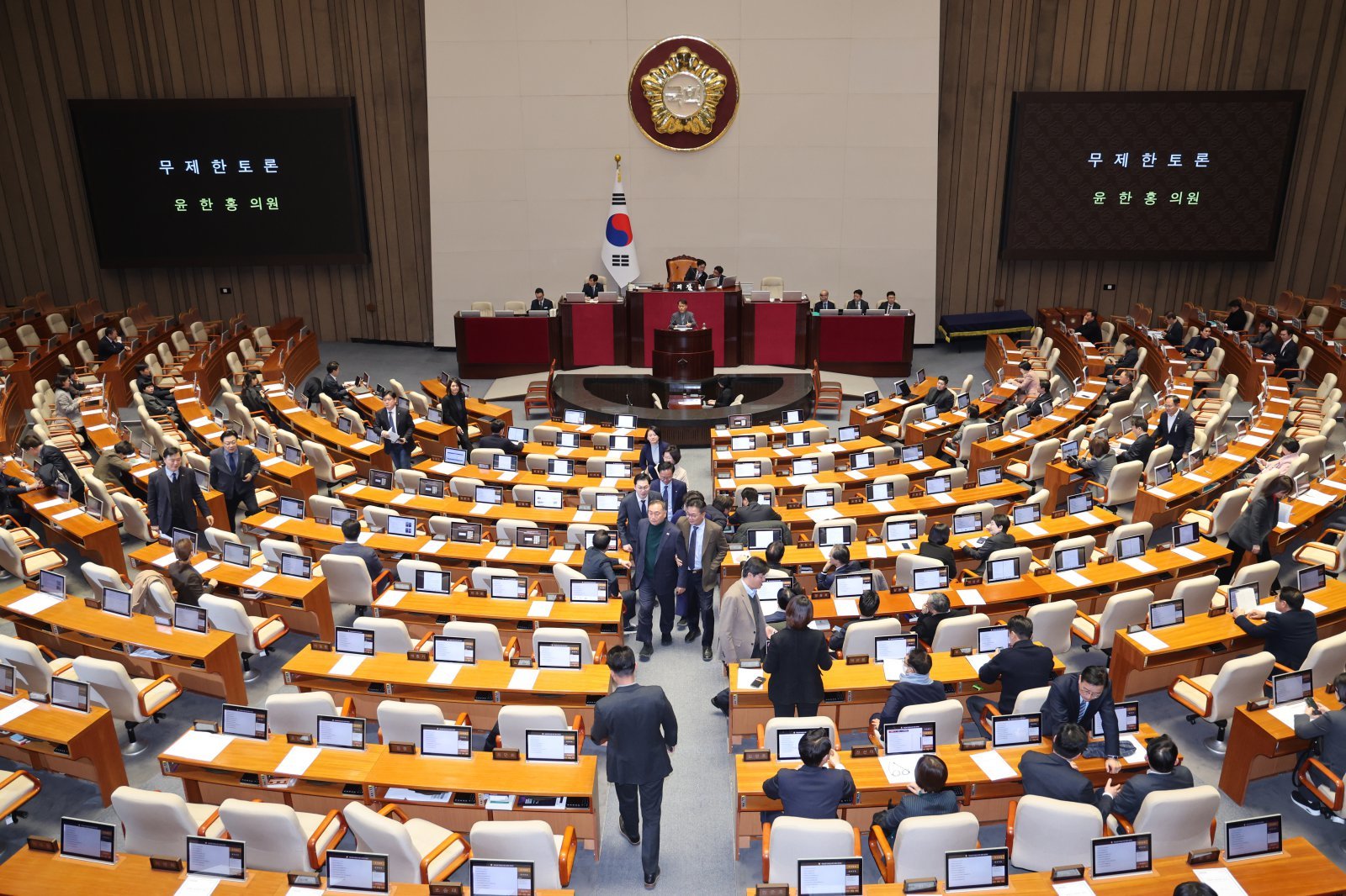 윤한홍 국민의힘 의원이 24일 서울 여의도 국회에서 열린 제432회국회(임시회) 제8차 본회의에서 상법 일부개정법률안(대안)에 대한 무제한 토론(필리버스터)에 돌입하자 더불어민주당 의원들이 퇴장하고 있다. 2026.2.24 ⓒ 뉴스1