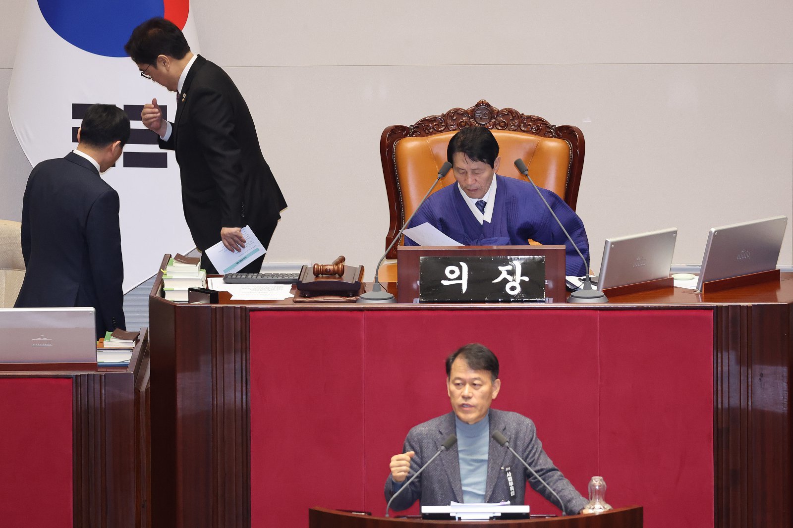 윤한홍 국민의힘 의원이 24일 서울 여의도 국회에서 열린 제432회국회(임시회) 제8차 본회의에서 상법 일부개정법률안(대안)에 대한 무제한 토론(필리버스터)을 하는 가운데 우원식 의장이 의장석을 내려가고 있다. 2026.2.24 ⓒ 뉴스1