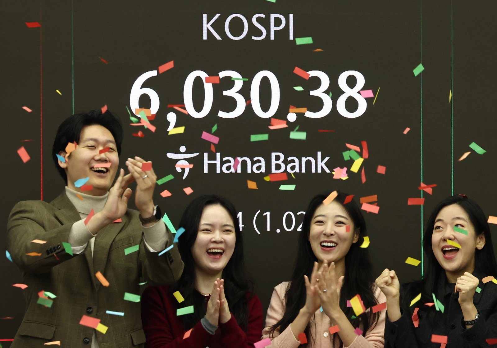 코스피 지수가 장 시작과 함께 6000포인트를 돌파한 25일 오전 서울 중구 하나은행 본점 딜링룸 전광판에 증시 시황이 표시되어 있다. 직원들이 6000포인트 돌파를 축하하고 있다. 2026.2.25 (서울=뉴스1)