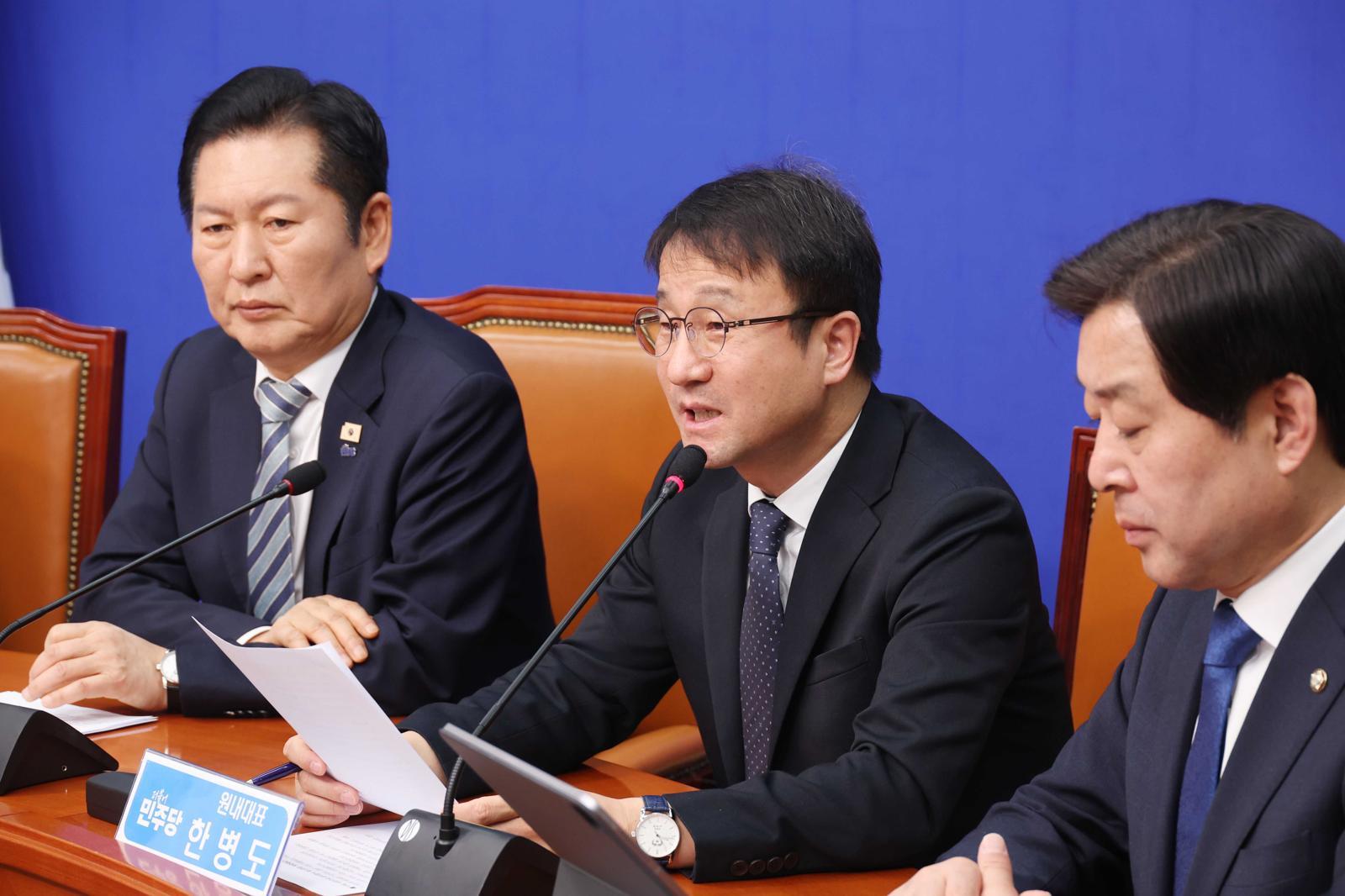 한병도 더불어민주당 원내대표가 25일 오전 서울 여의도 국회에서 열린 최고위원회의에서 발언을 하고 있다 2025.02.25. 뉴시스