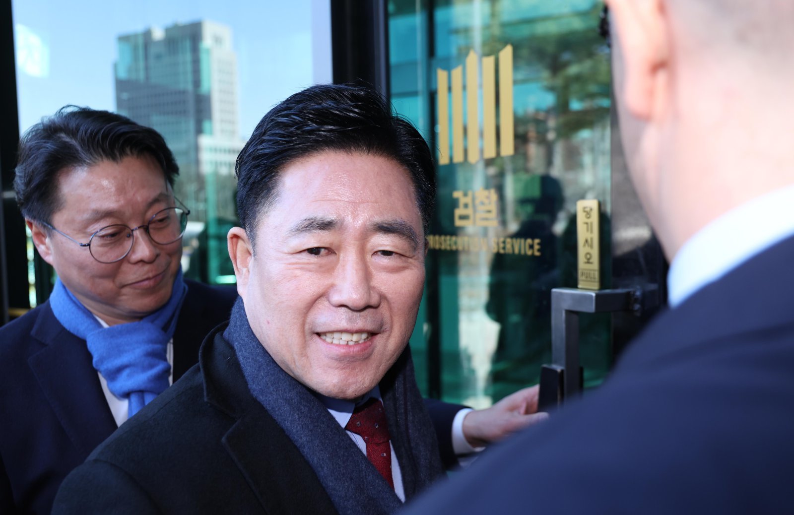 통일교 금품 수수 의혹을 받는 김규환 전 미래통합당 의원이 25일 오전 서울 서초구 서울고등검찰청에 마련된 정교유착 비리 의혹을 수사하는 검경 합동수사본부에 출석하고 있다. 2026.02.25.[서울=뉴시스]
