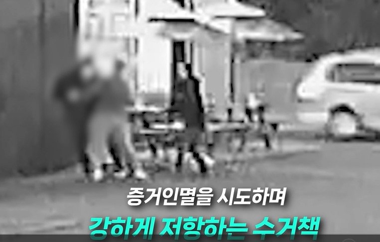 80대 할머니를 속인 보이스피싱 범죄 수거책을 검거하는 시민들. (사진=경기북부경찰청)