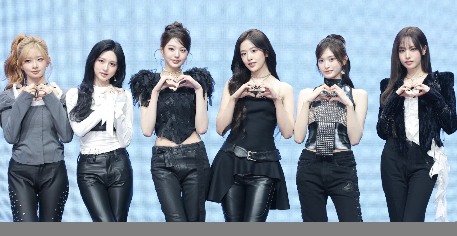 그룹 아이브(IVE)의 레이(왼쪽부터)와 가을, 장원영, 안유진, 이석, 리즈. 뉴스1