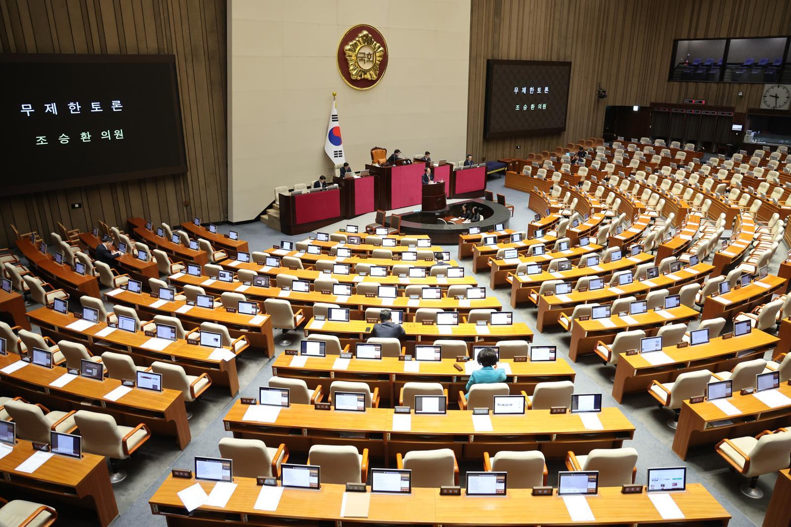 조승환 국민의힘 의원이 25일 서울 여의도 국회에서 열린 제432회국회(임시회) 제8차 본회의에서 상법 일부개정법률안(대안)에 대한 무제한 토론(필리버스터)을 하고 있다. 2026.2.25/뉴스1